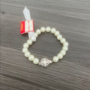Elegant Pearl Bracelet with Silver Accent